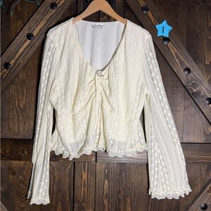 Arula ivory lace tie-front top 🤍✨